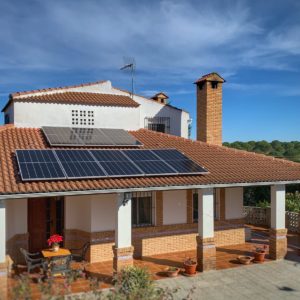 Casa con paneles fotovoltaicos vida util
